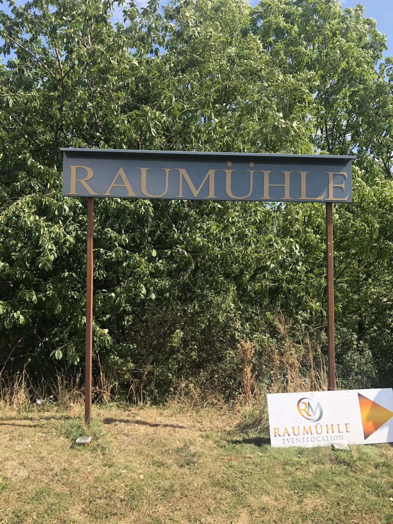 Ankunft an der Raumühle Alzey – Eingangsschild in den Weinbergen
