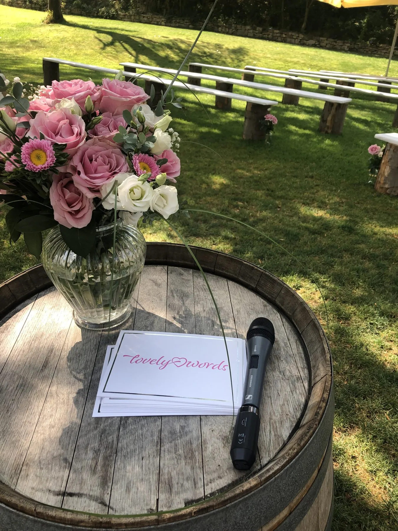 Vorbereitung der freien Trauung in der Raumühle Alzey – Blumen, Mikrofon und LovelyWords-Karten, Bestuhlung im Grünen.