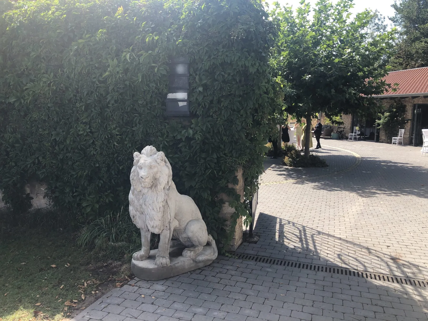 Liebevoll gepflegter Eingang der Hochzeitslocation Raumühle Alzey