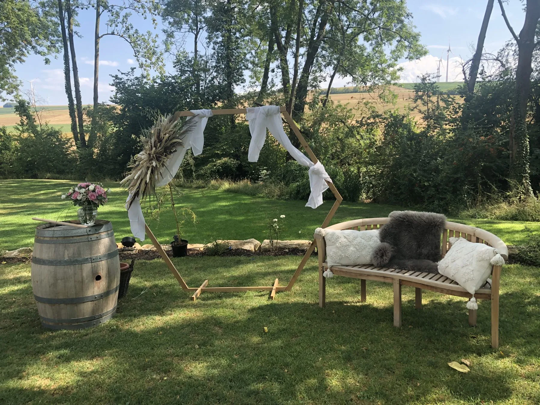 Boho-Traubogen mit Pampasgras in der Raumühle Alzey vor Weinbergen