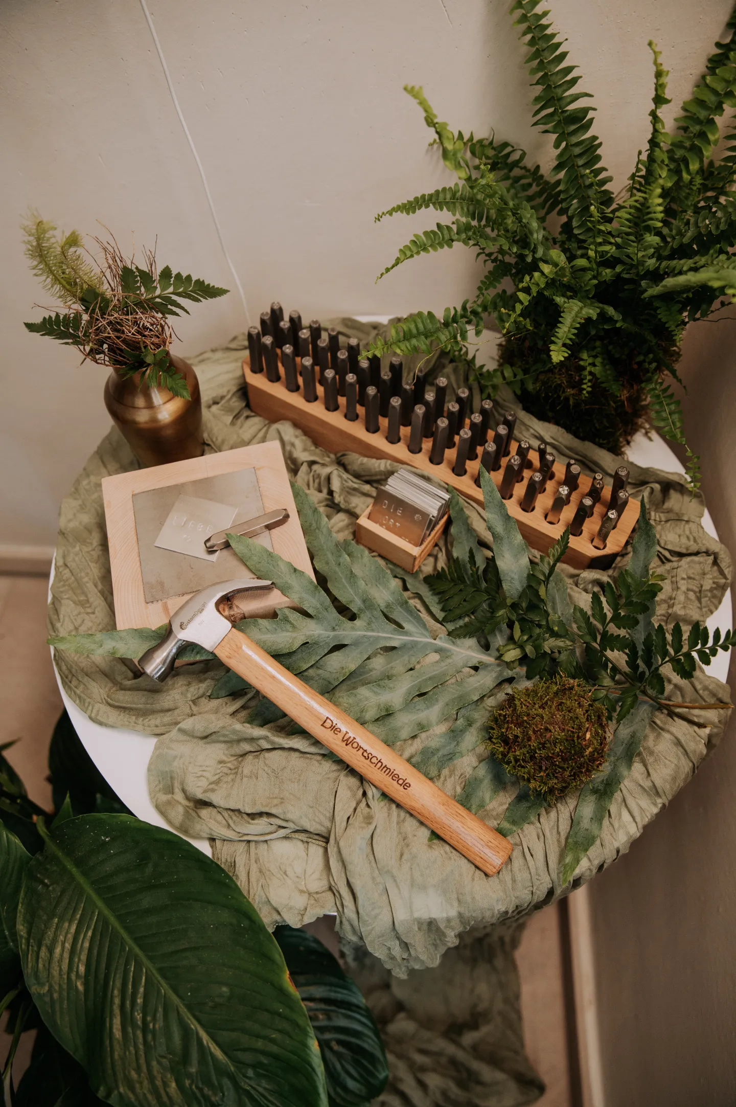 Set der Wortschmiede mit gebrandetem Hammer, Schlagbuchstaben und Metallplättchen für das Wortschmiede-Ritual