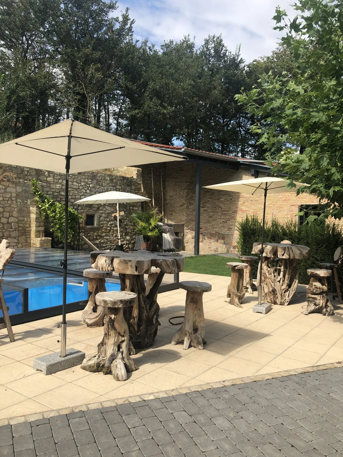 Sektempfang im Hof der Raumühle Alzey mit Pool im Hintergrund