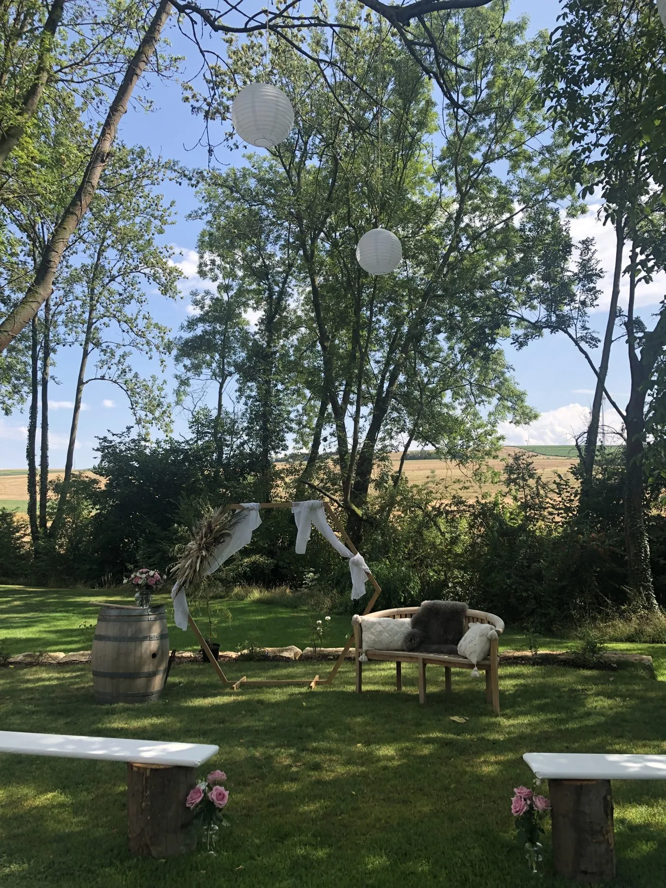 Boho-Traubogen mit Sofa und Fellkissen in der Raumühle Alzey
