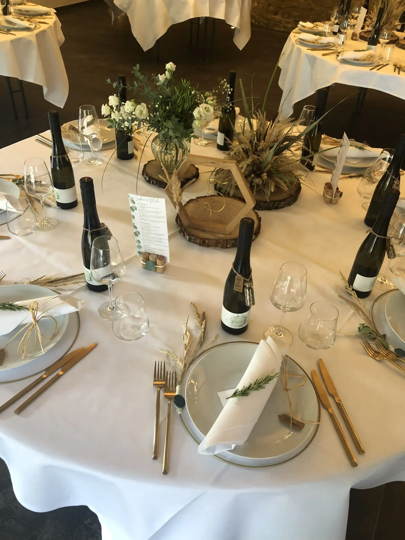 Festlich gedeckte Hochzeitstafel mit Trockenblumen in der Raumühle Alzey