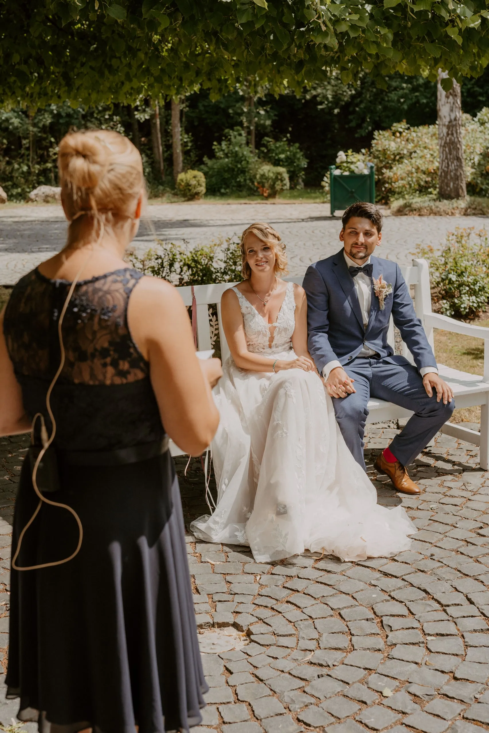 Foto: Laura Seitz Fotografie Brautpaar bei der freien Trauung im Hofgut Mappen Schlangenbad