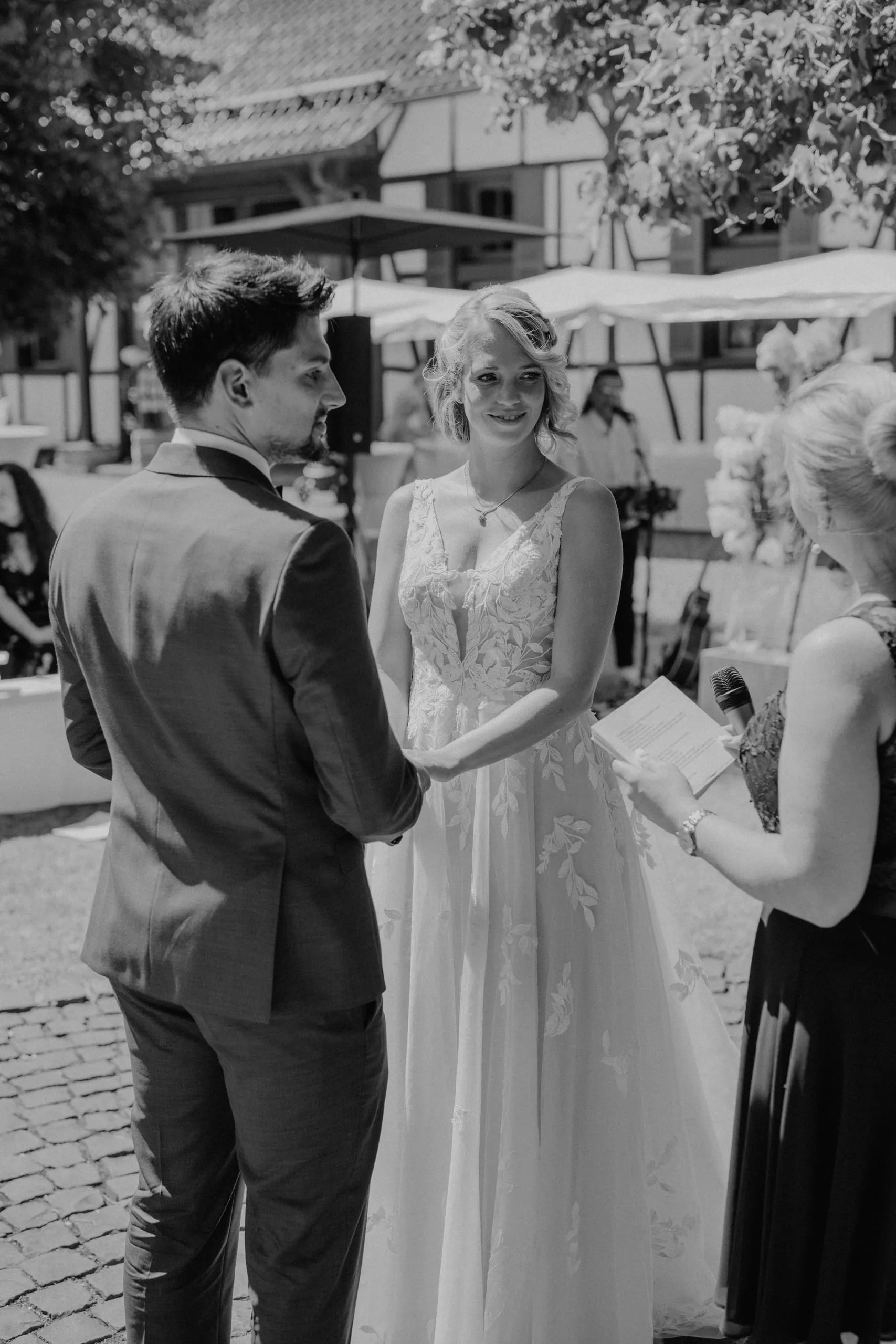 Foto: Laura Seitz Fotografie Ja-Wort bei der freien Trauung im Hofgut Mappen