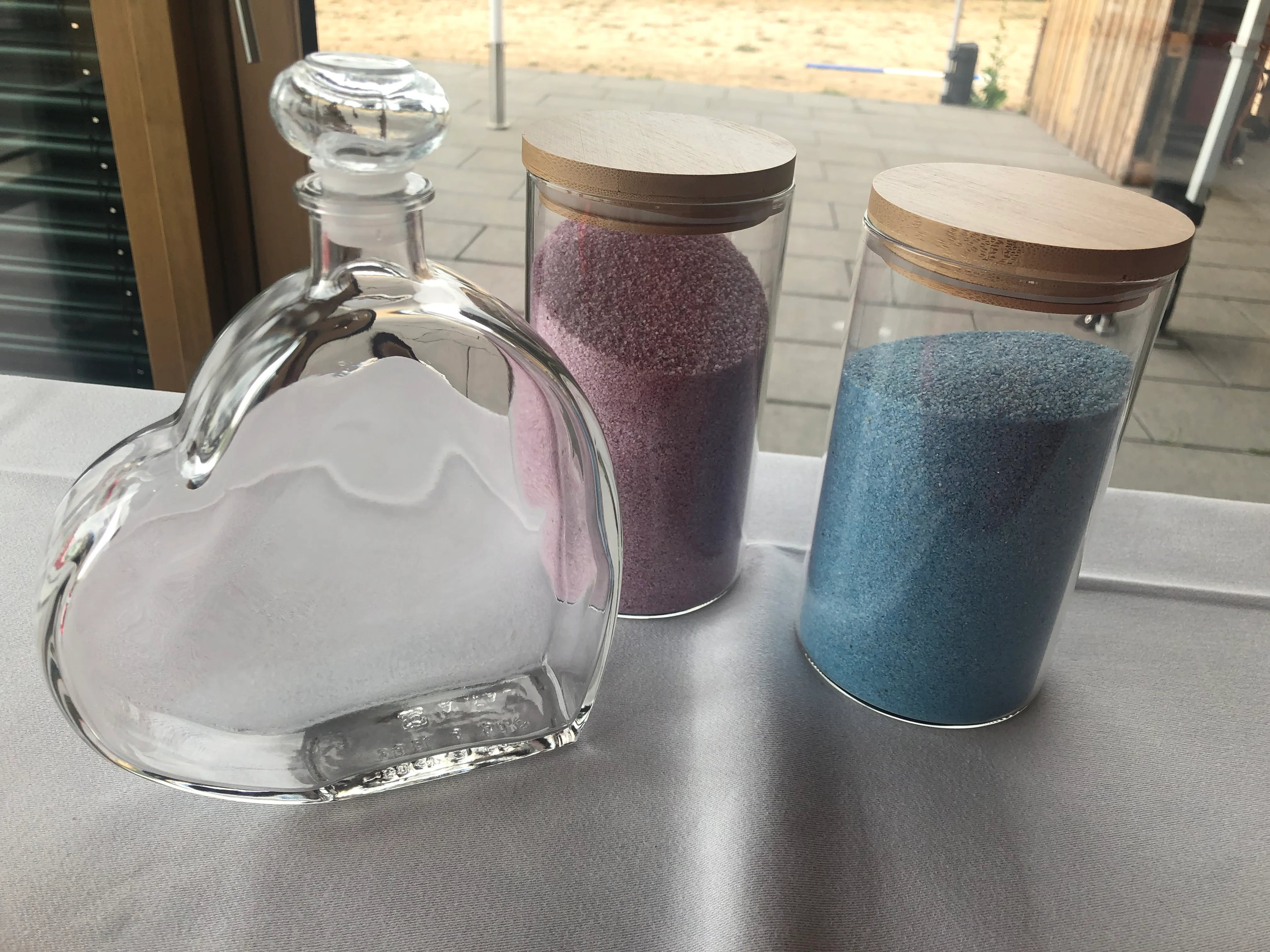 Verschließbare Sandgläser mit Holzdeckel und Herzflasche für die Sandzeremonie