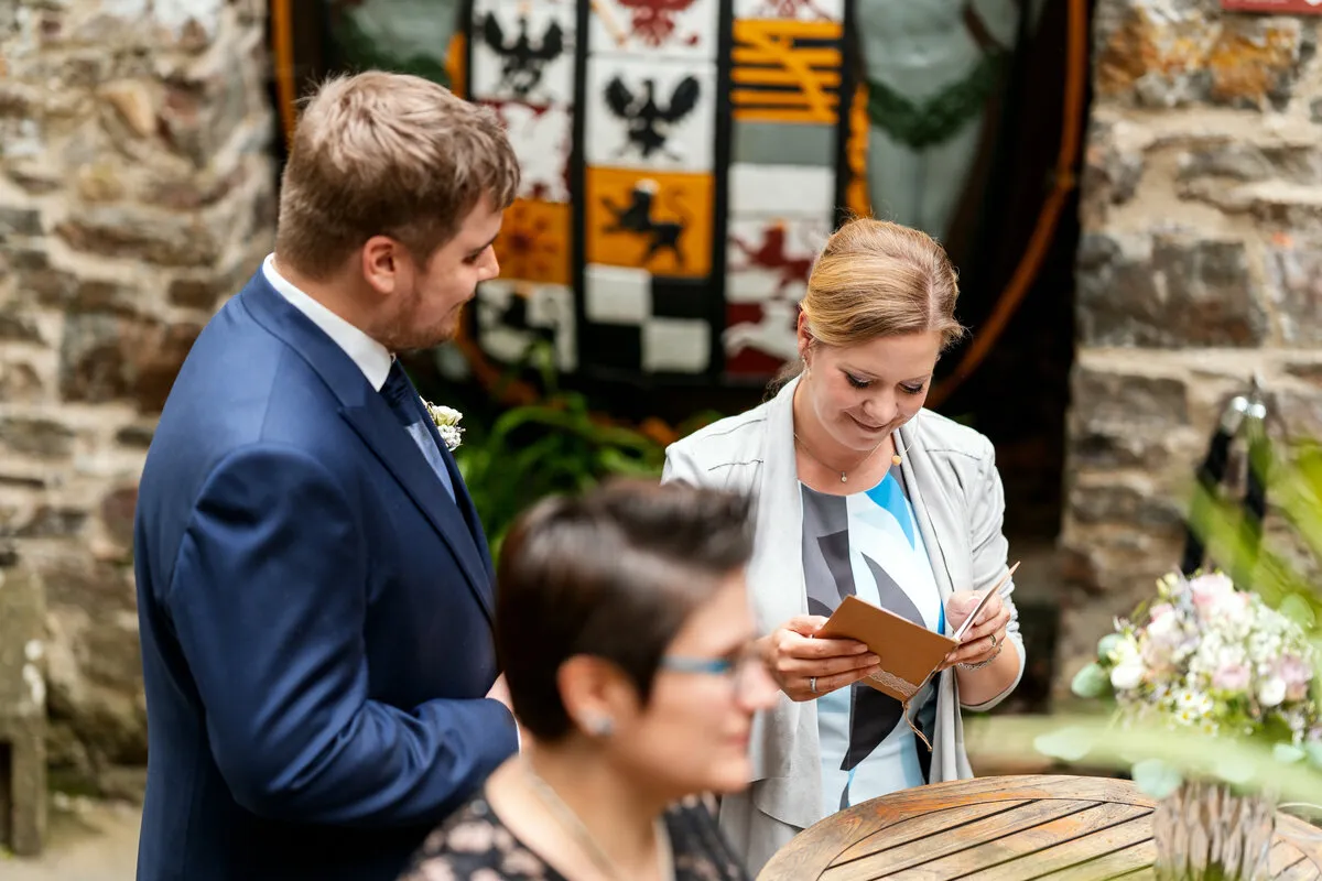 Professionelle Aufnahme der Burg Rheinstein mit Blick über das Rheintal