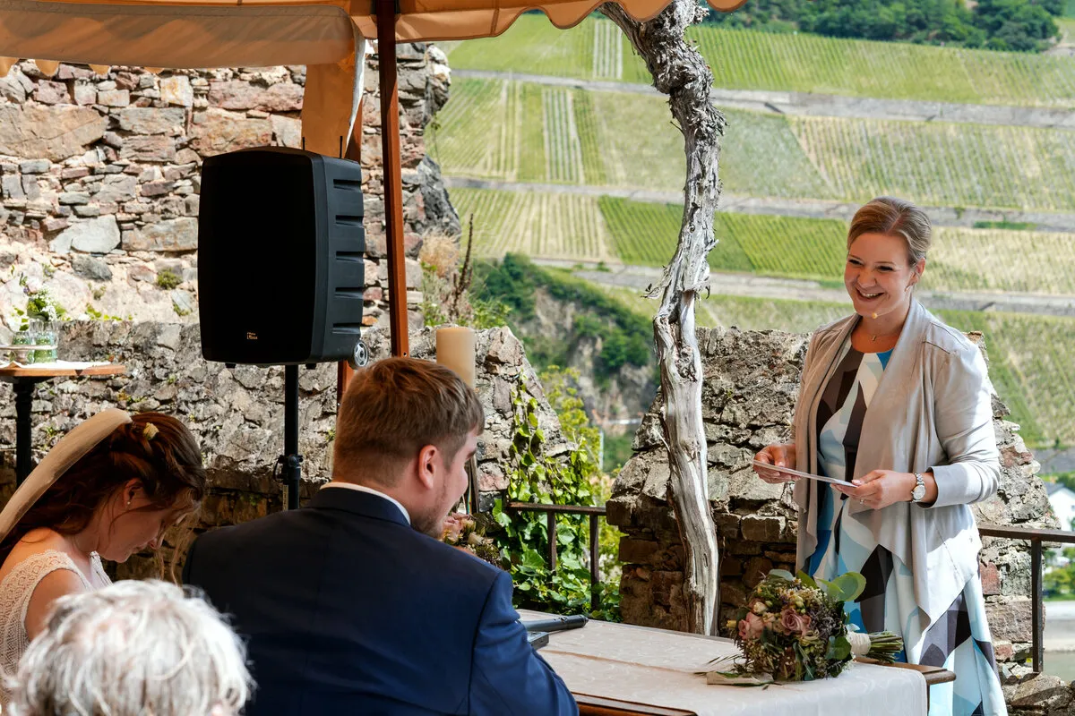 Zeremonienplatz auf der Burg Rheinstein im warmen Licht