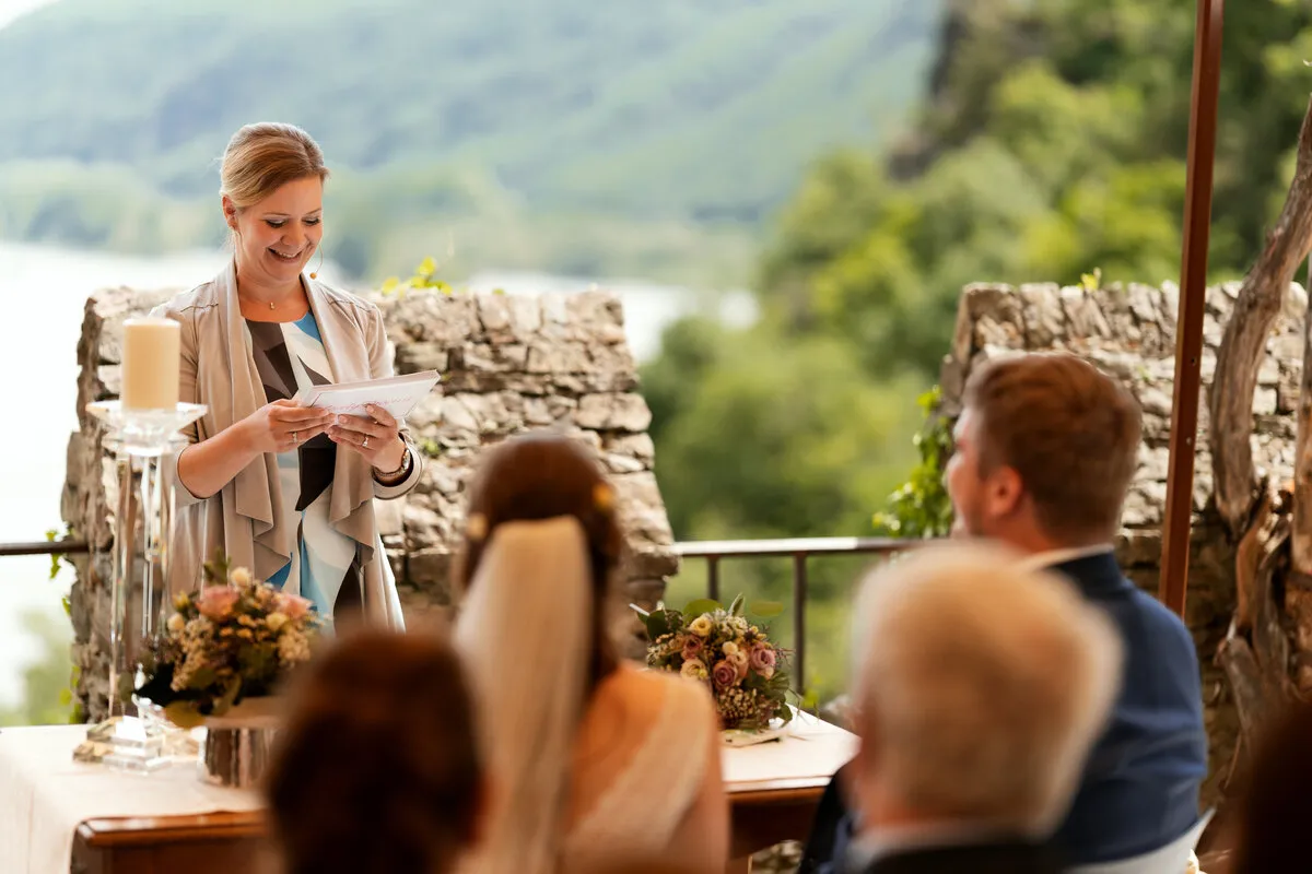 Romantische Burgmauern und Rheinpanorama auf der Burg Rheinstein