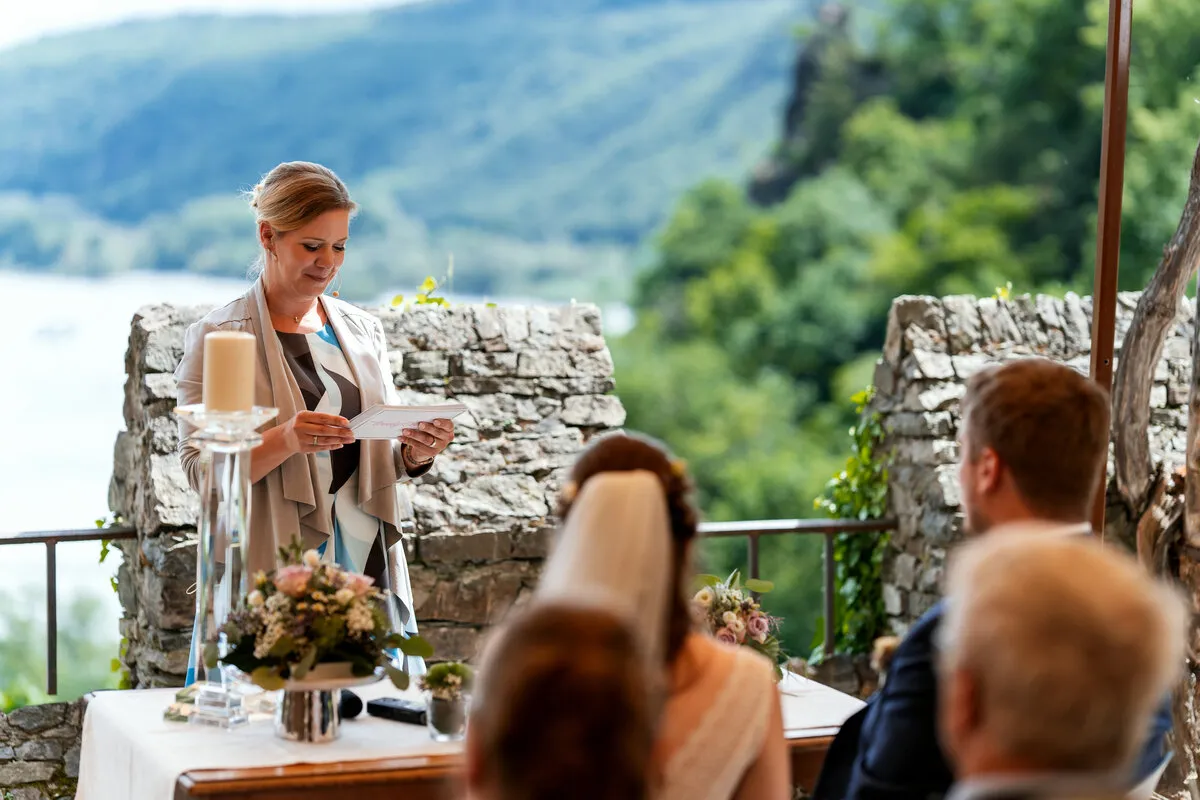 Festliche Stimmung im Rosengarten der Burg Rheinstein