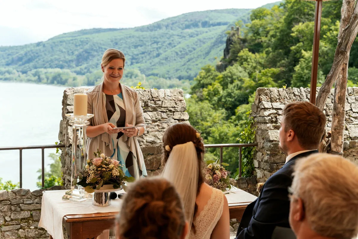 Detailaufnahme der historischen Burgarchitektur am Rhein