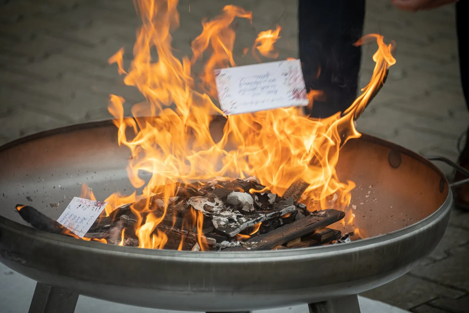 Wunschzettel verglüht in der Feuerschale beim Feuerritual einer freien Trauung