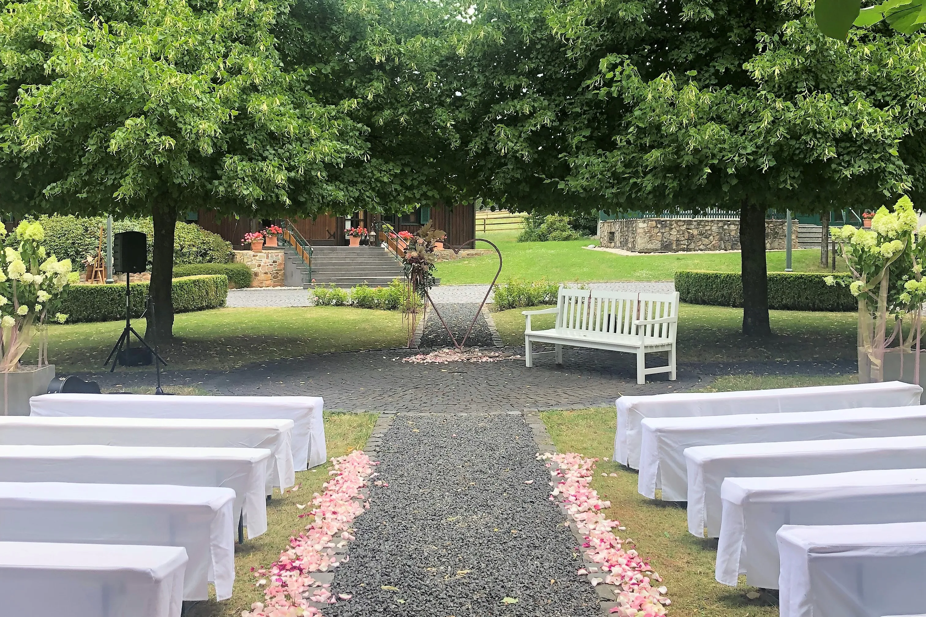 Freie Trauung im Garten des Hofgut Mappen in Schlangenbad – Zeremonienplatz mit Rosenblüten