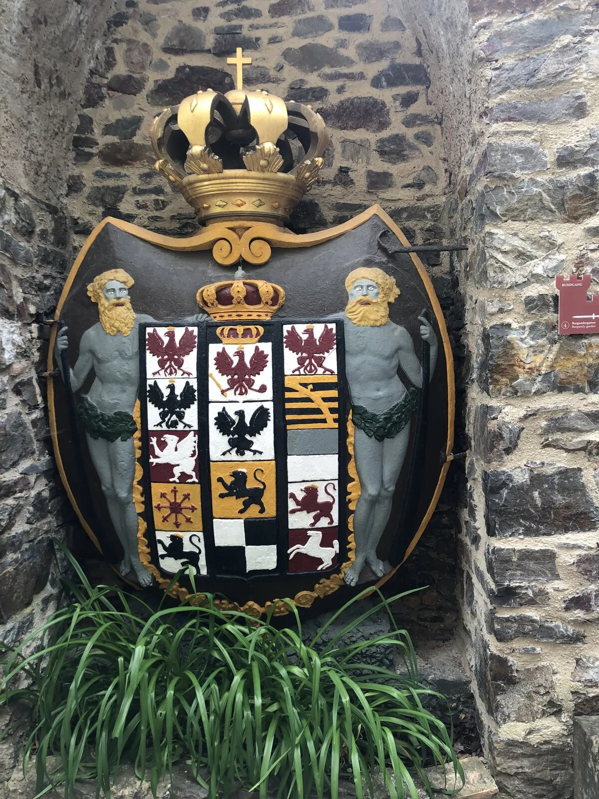 Historischer Steintisch für die Trauzeremonie auf der Burg