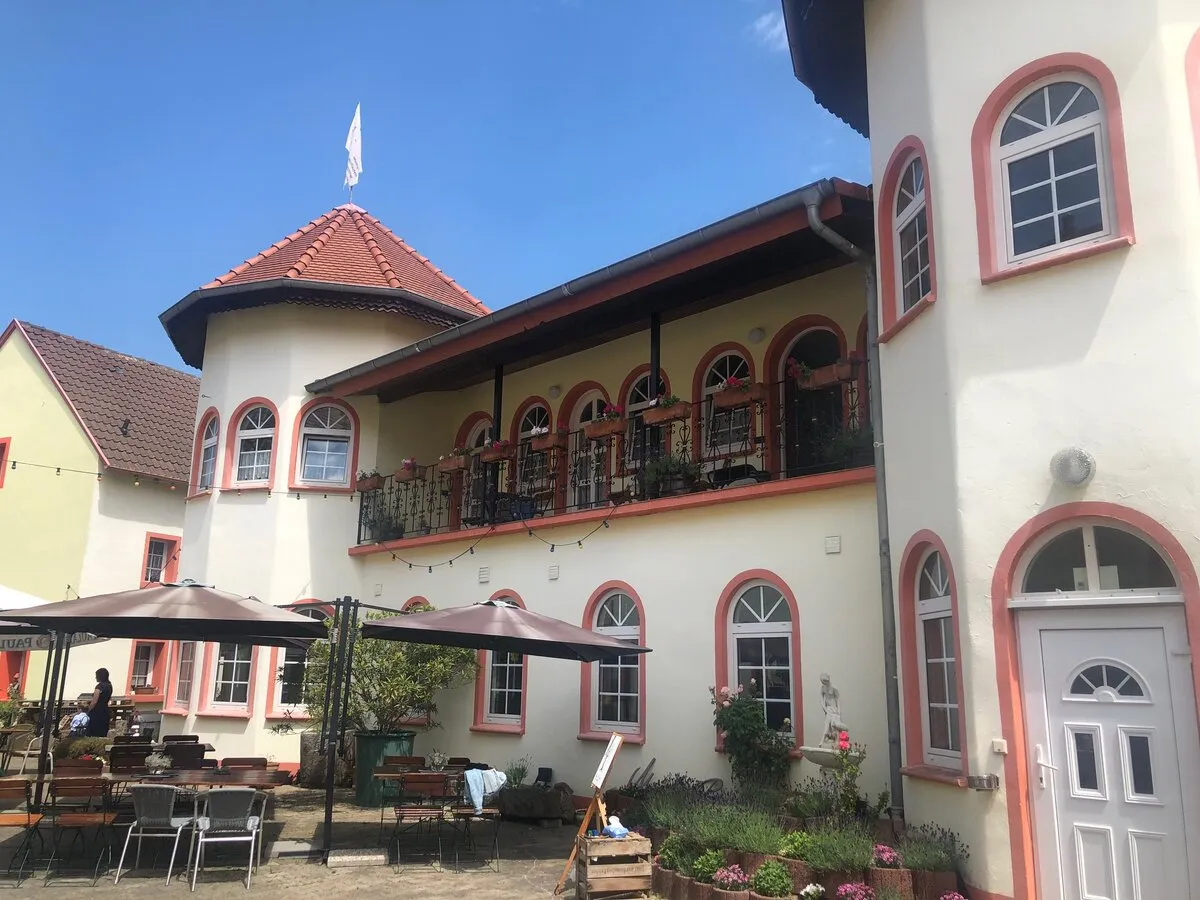 Sektempfang im Innenhof des Weinschlösschens