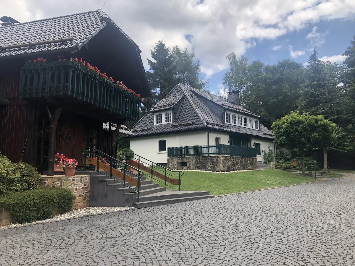 Schon beim Ankommen weiß man: Hier ist man in einer eigenen kleinen Welt Historisches Fachwerk im Hofgut Mappen im Taunus bei Wiesbaden