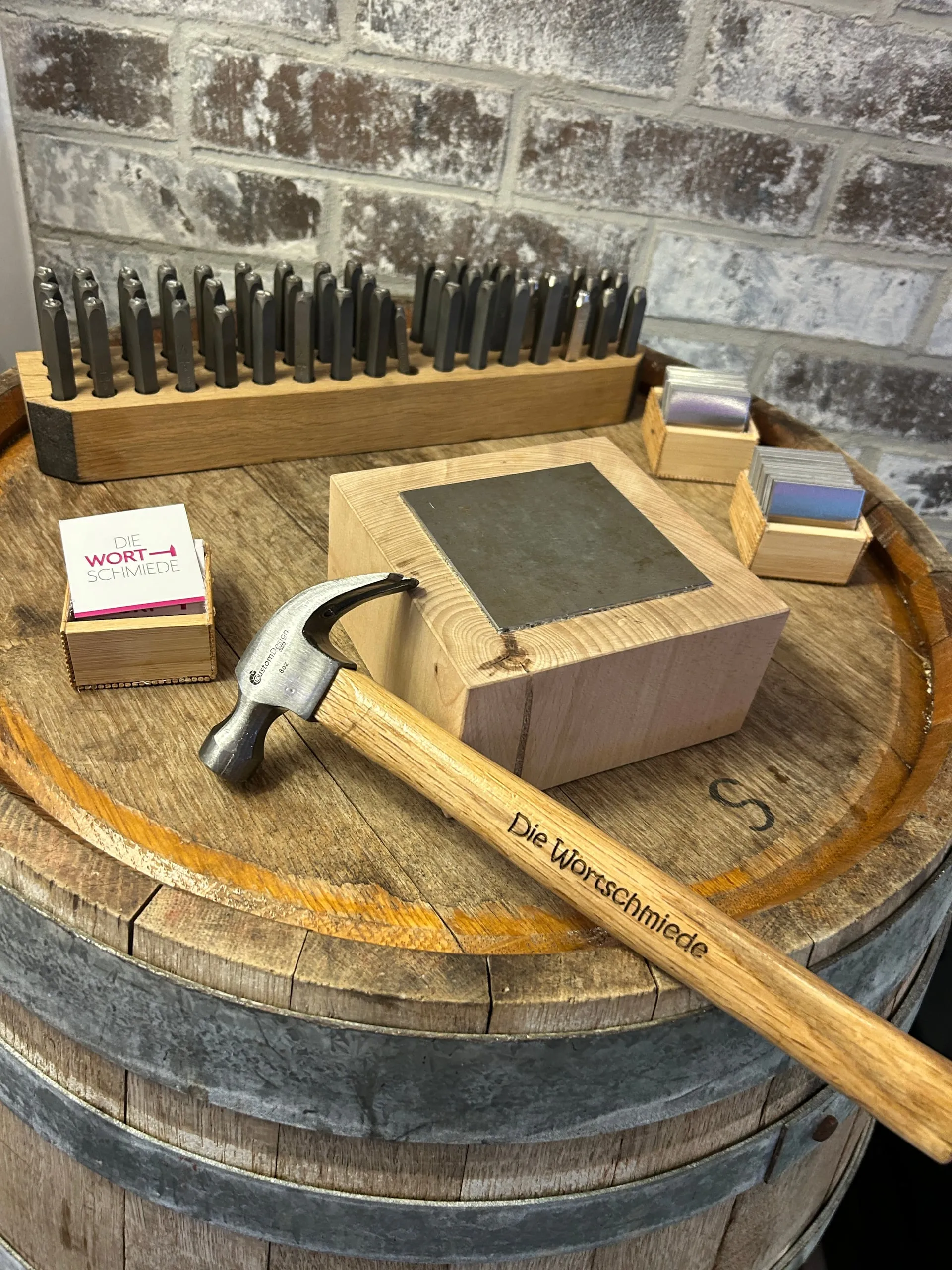Set der Wortschmiede mit gebrandetem Hammer, Amboss und Metallplättchen für das Wortschmiede-Ritual