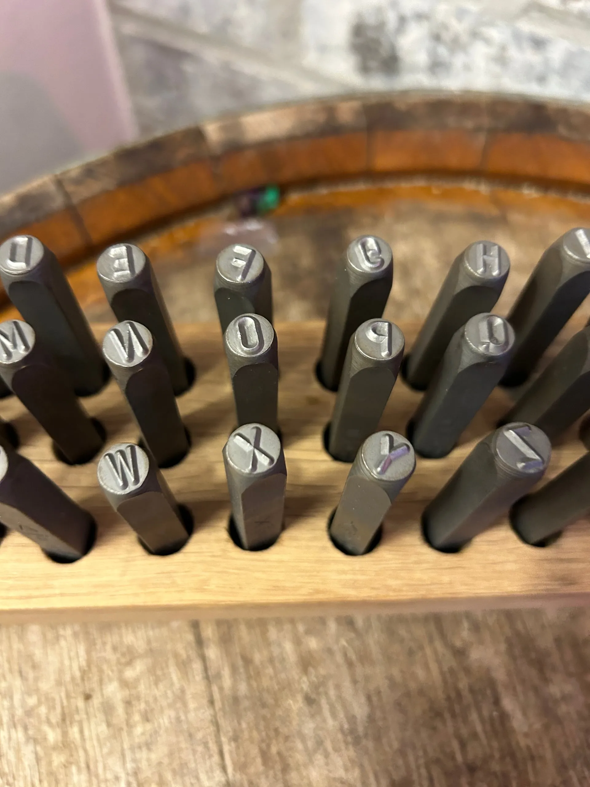 Nahaufnahme der Schlagbuchstaben aus Stahl für das Wortschmiede-Ritual – Gästebuch aus Metall