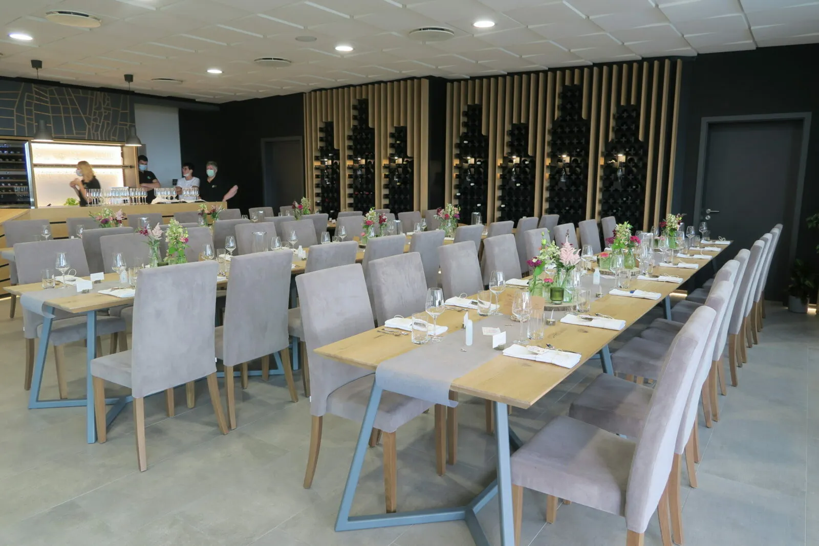Moderne Vinothek im Weingut Bugner Klein-Winternheim, festlich eingedeckt für eine Hochzeit