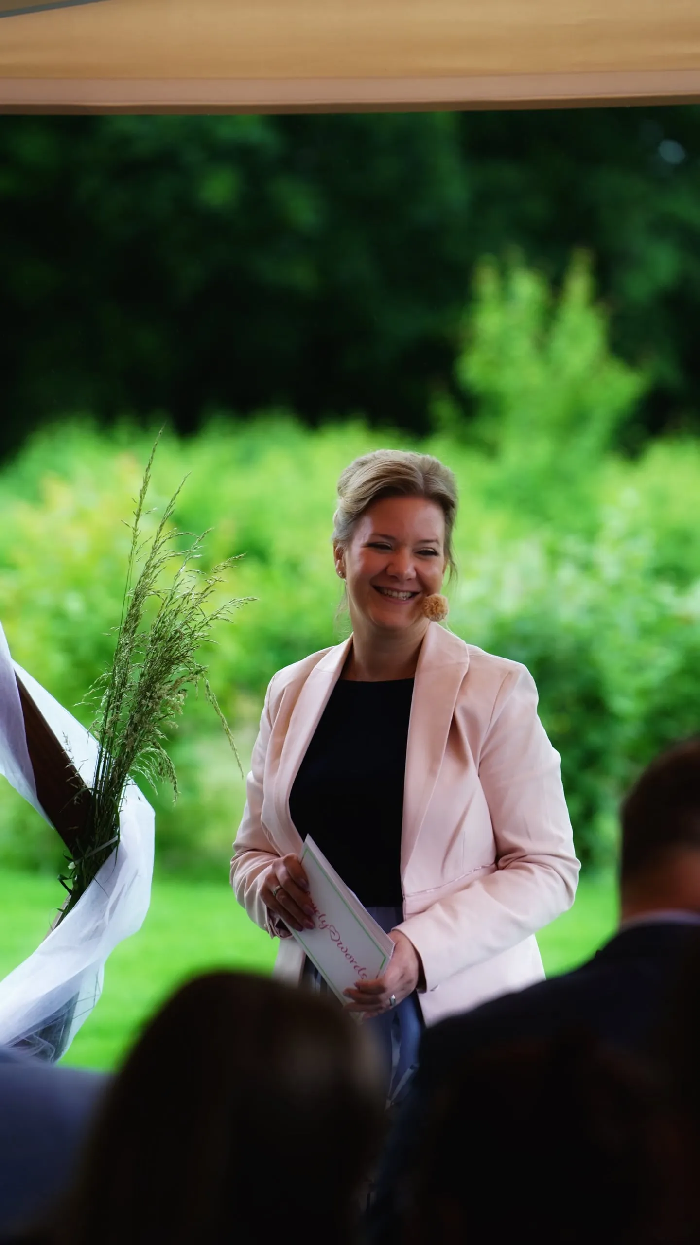 Traurednerin Sarah Schiffler bei einer freien Trauung am Weingut Bugner in Klein-Winternheim