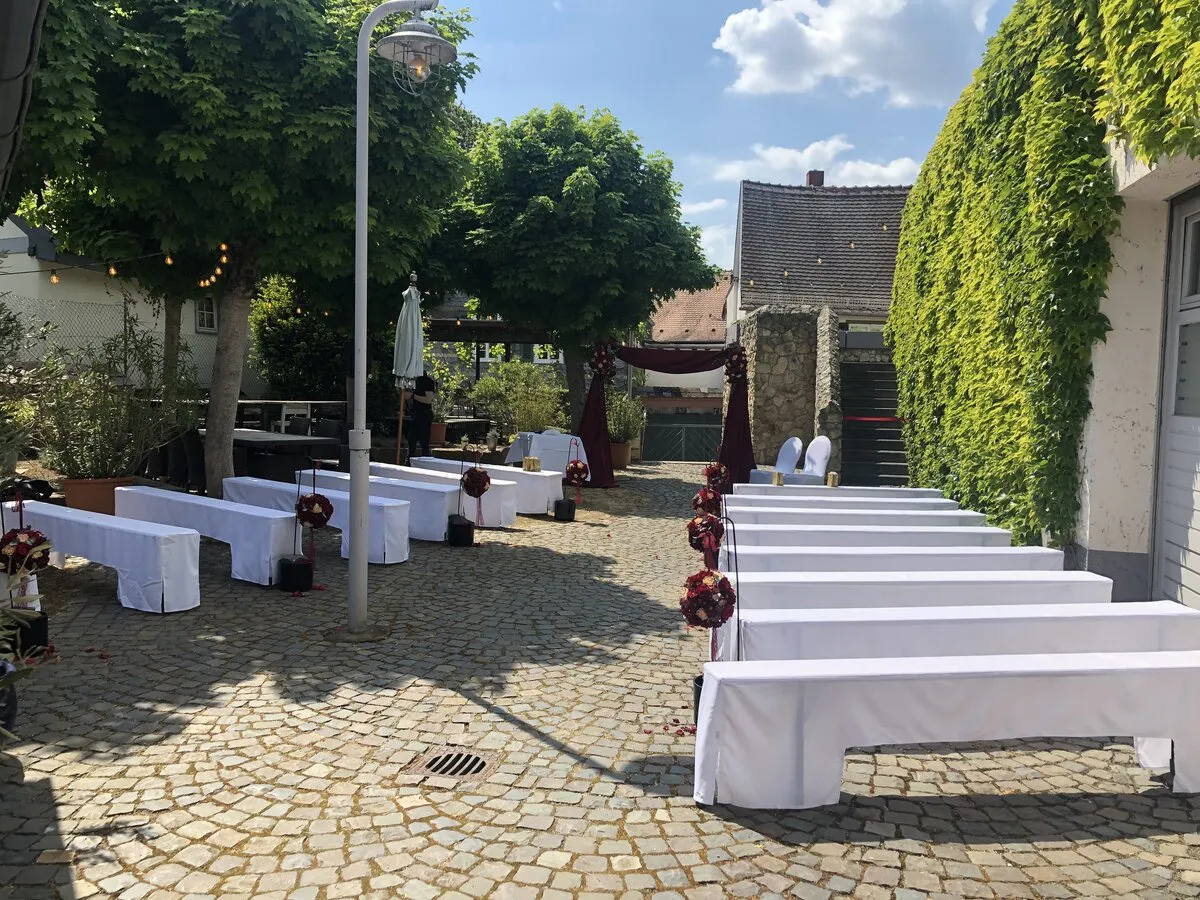 Schattige Sitzplätze im Innenhof der Hochheimer Terrasse