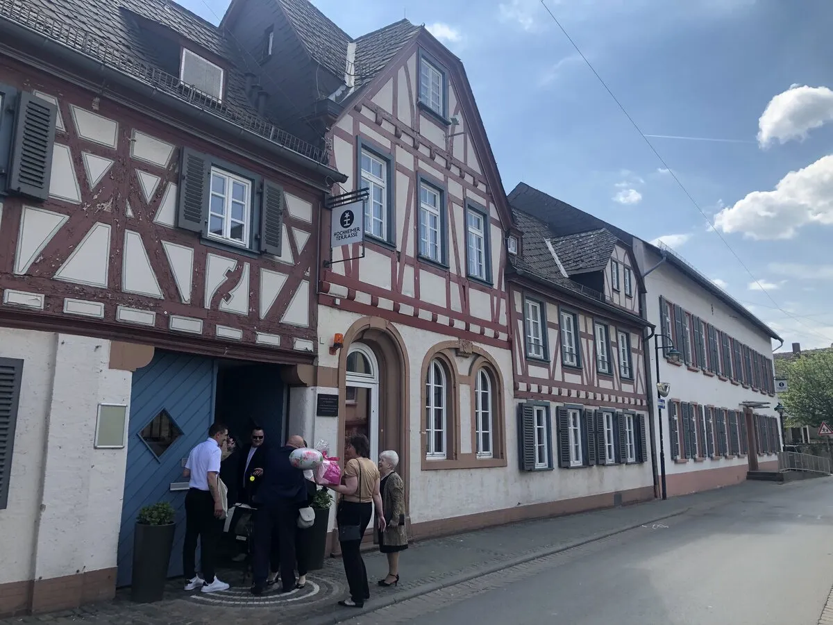 Festlich geschmückte Tafel in der Hochheimer Terrasse