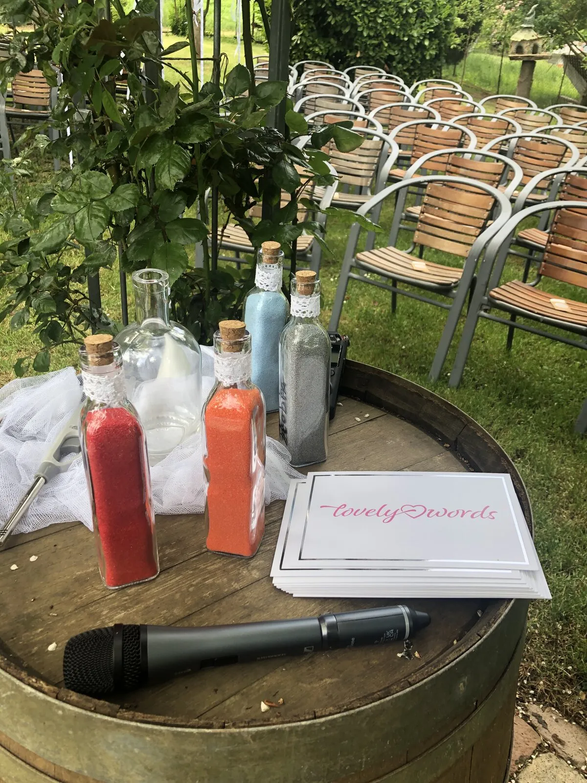 Brautpaar bei der freien Trauung im Weingut Möbus