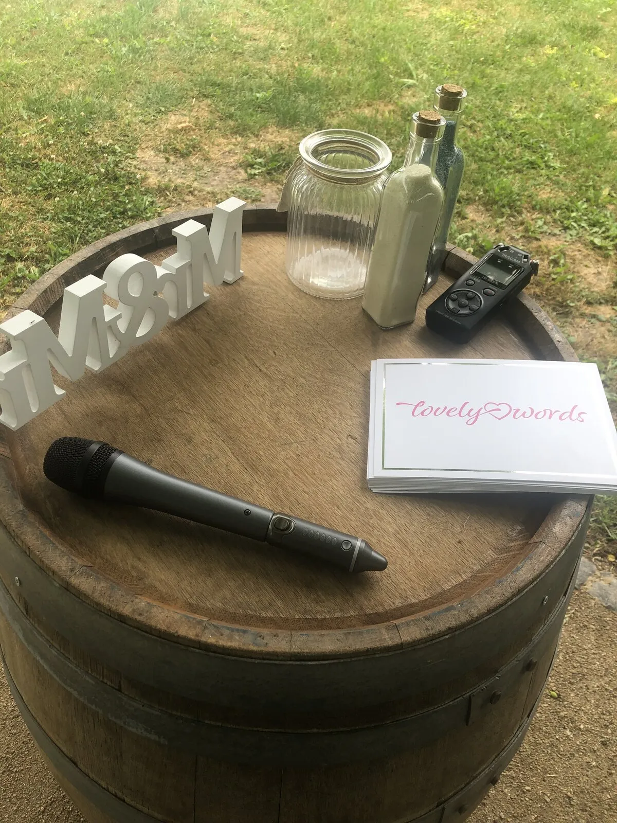 Traubogen und Bestuhlung auf der grünen Wiese