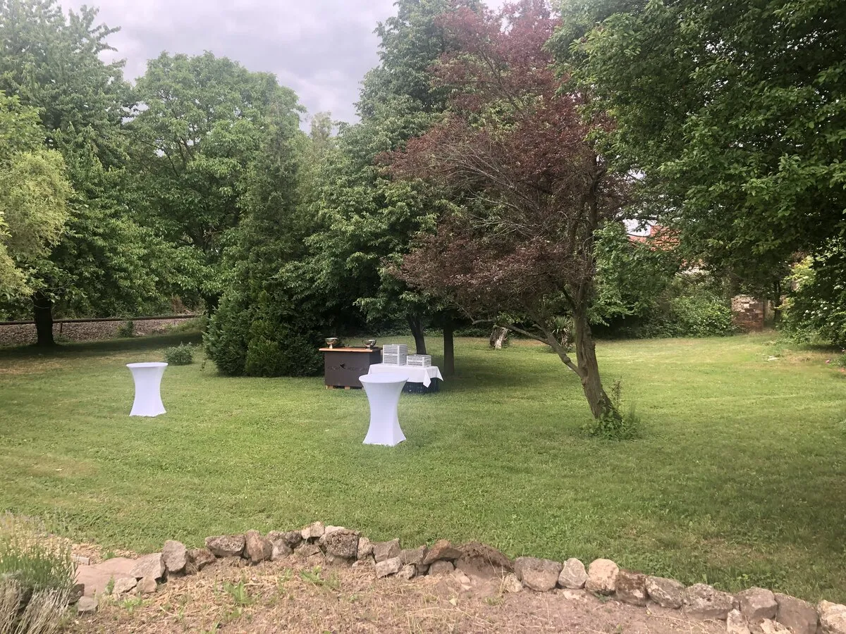 Sektempfang im schattigen Bereich des Hofguts