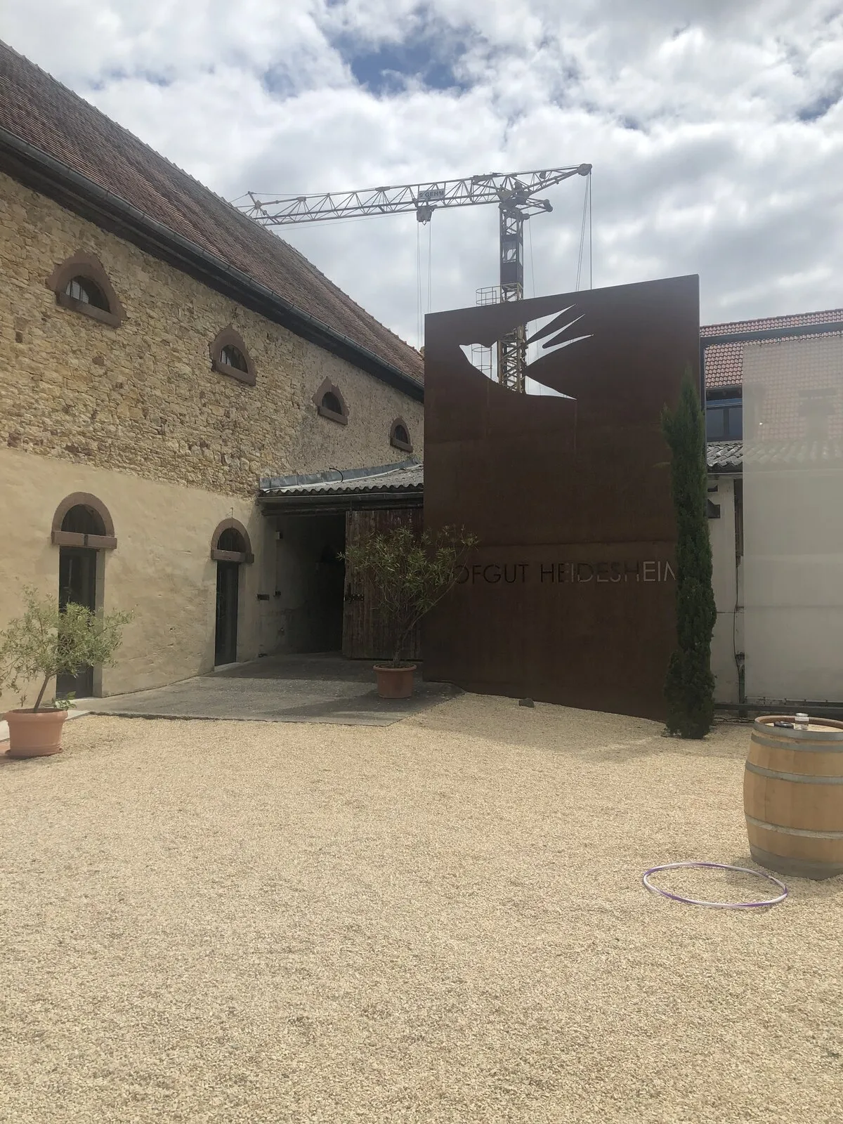 Innenhof mit Fischteich im Hofgut Heidesheim