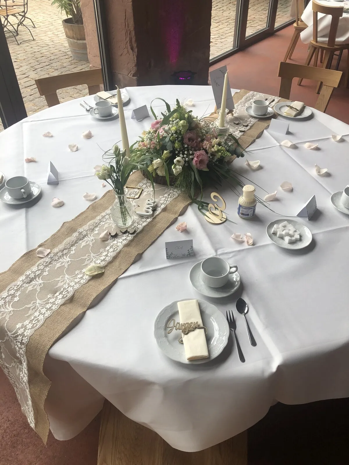 Blick auf die grüne Wiese mit Bäumen