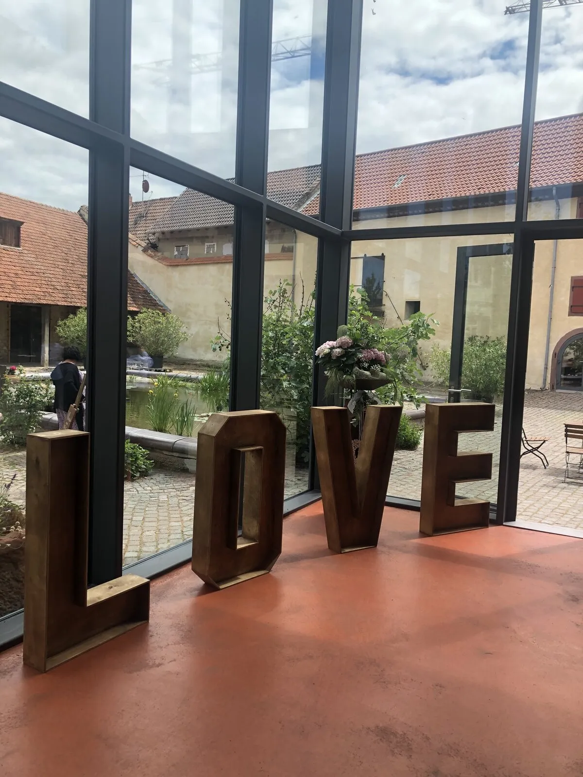 Blumendekoration an den Bankreihen