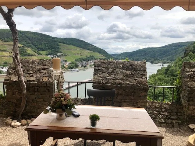 Rosengarten der Burg Rheinstein mit Rheinblick