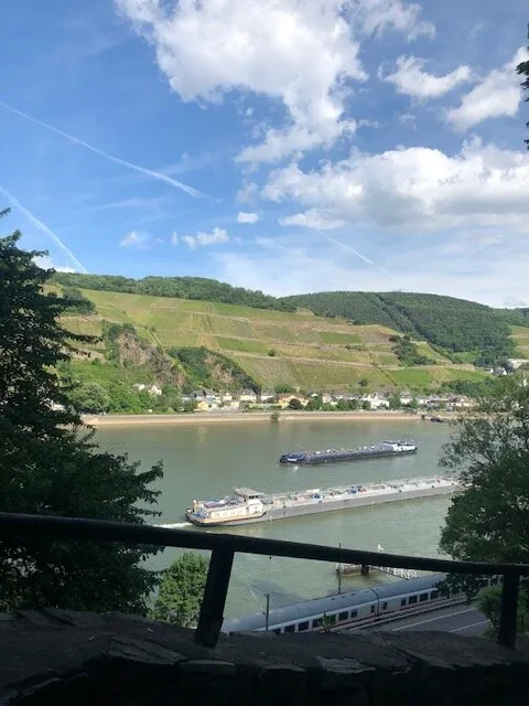 Romantische Dekoration auf der Burg Rheinstein