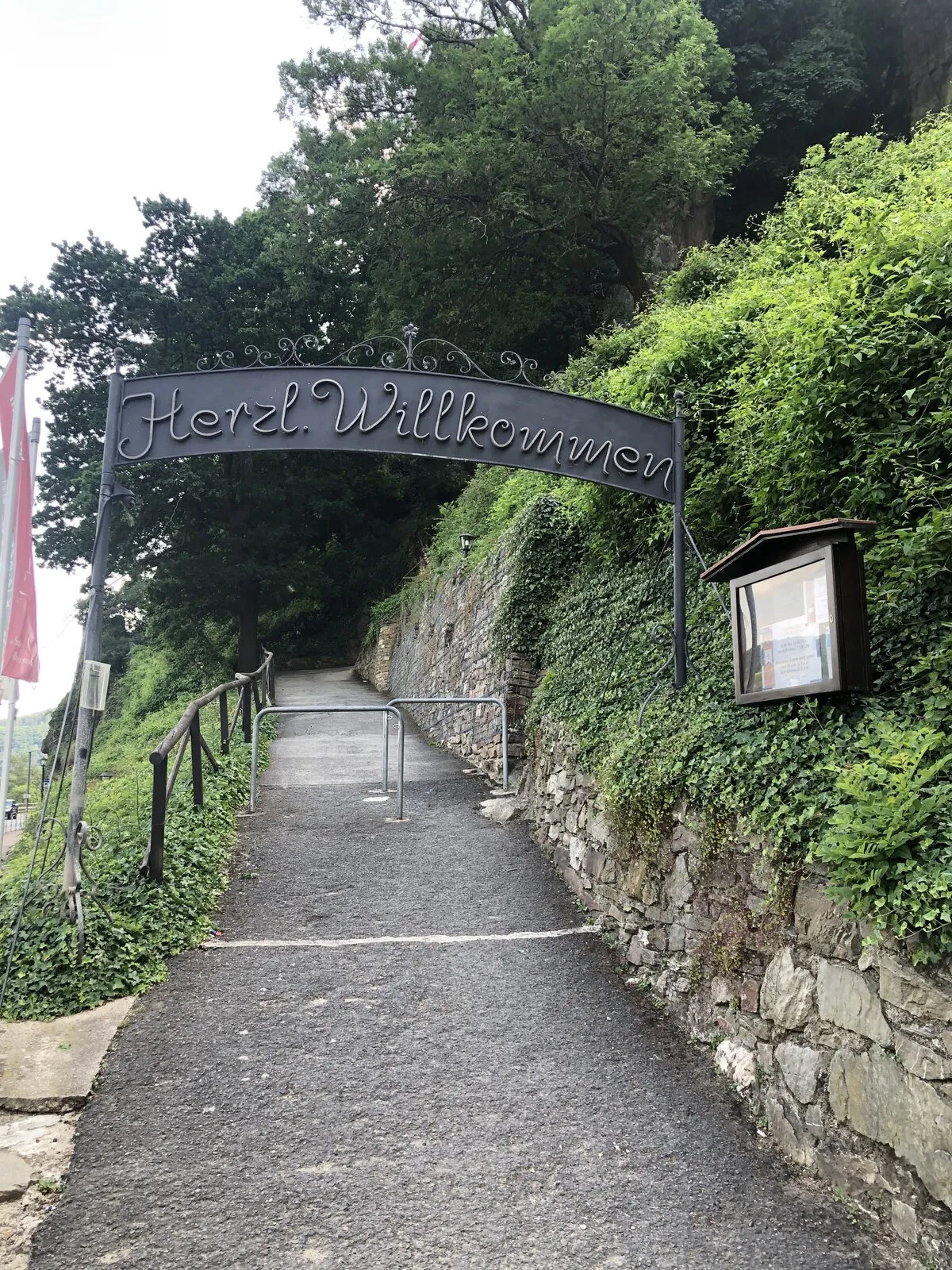 Abendstimmung an der Burg Rheinstein über dem Rhein