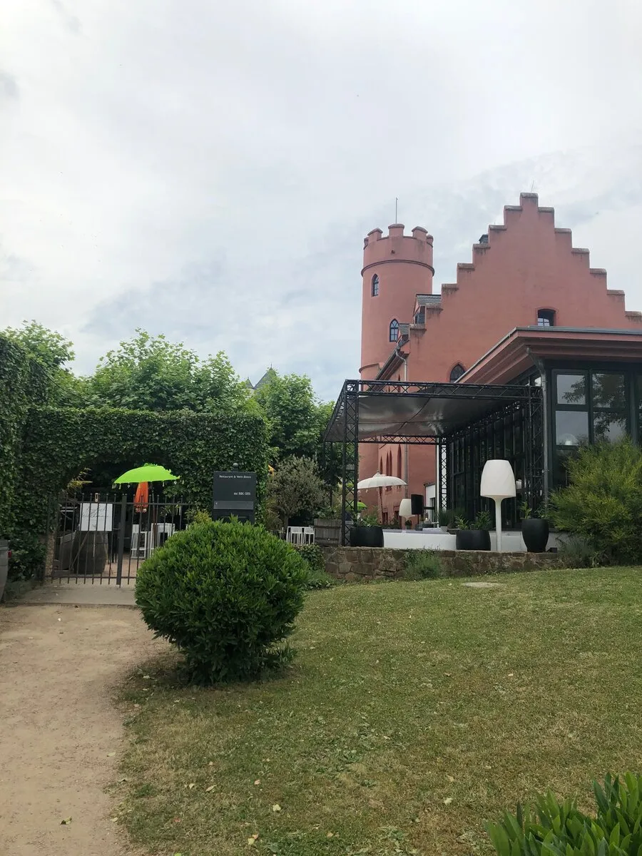 Burg Crass in Eltville — historische Hochzeitslocation am Rhein