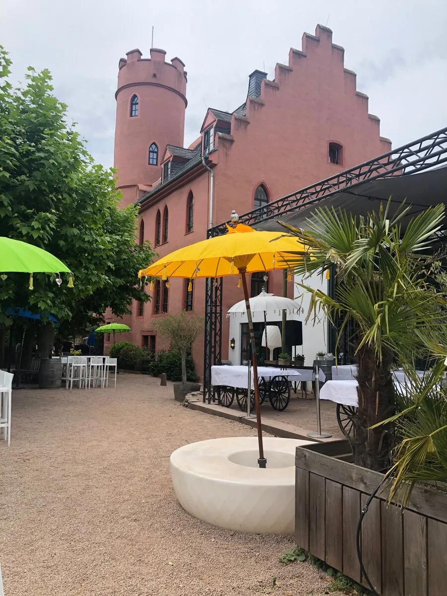 Terrasse der Burg Crass mit Blick auf den Rhein