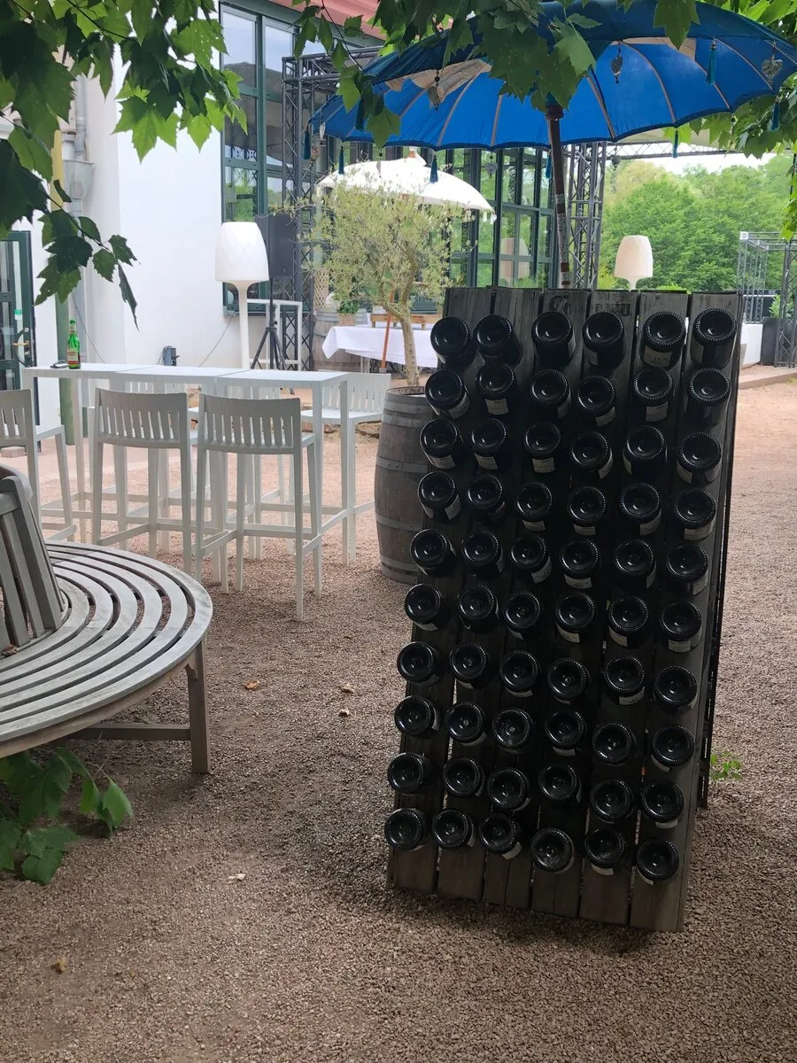 Brautpaar bei der freien Trauung an der Burg Crass