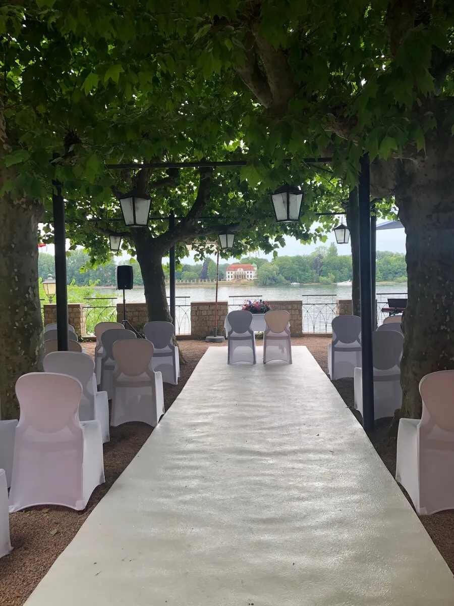 Sektempfang auf der Terrasse der Burg Crass