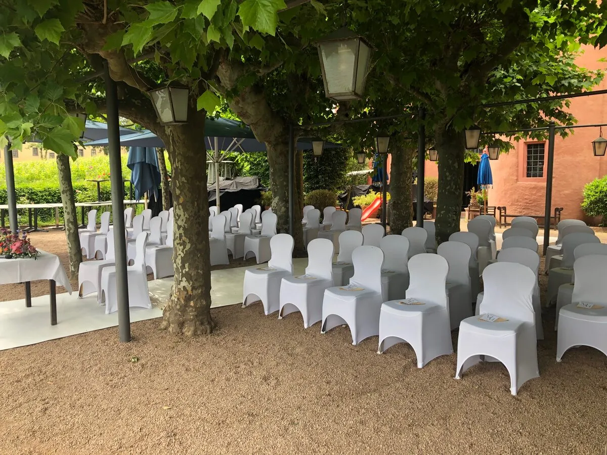 Loungebereich mit Feuersäulen an der Burg Crass