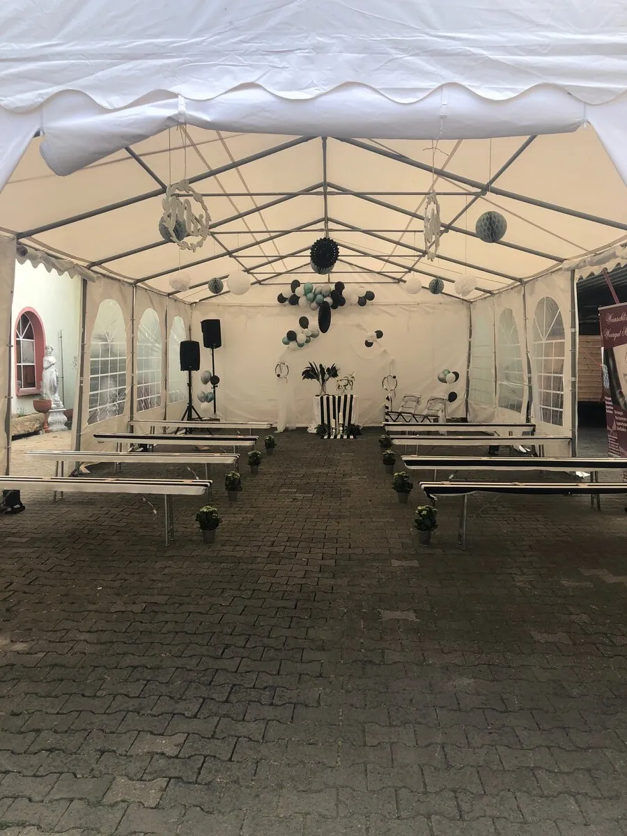 Gepflasterter Innenhof des Weinschlösschens