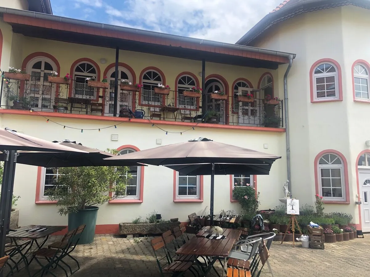 Romantische Türmchen mit Blumenkästen im Weingut Roos