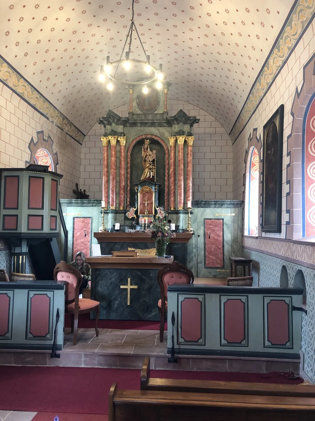 Blick auf den Gartenbereich vor der Kapelle