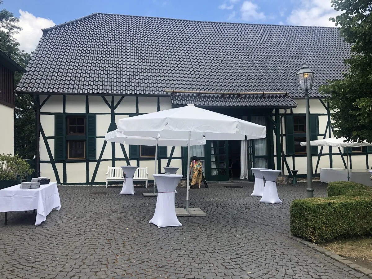 Geschwungene Wege durch den Garten des Hofguts