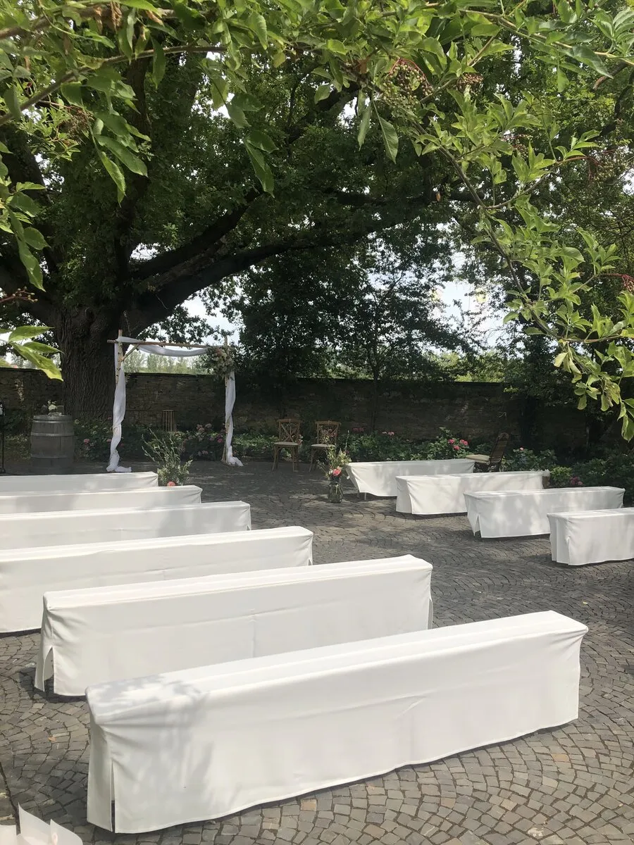 Stehtische und Sitzgelegenheiten im Innenhof der Wiesenmühle