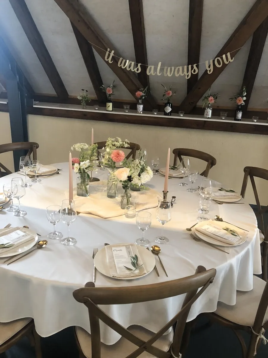 Blumendekoration für die freie Trauung