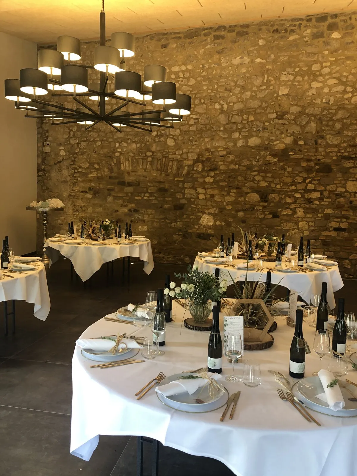 Hochzeitsgesellschaft im Innenhof der Raumühle