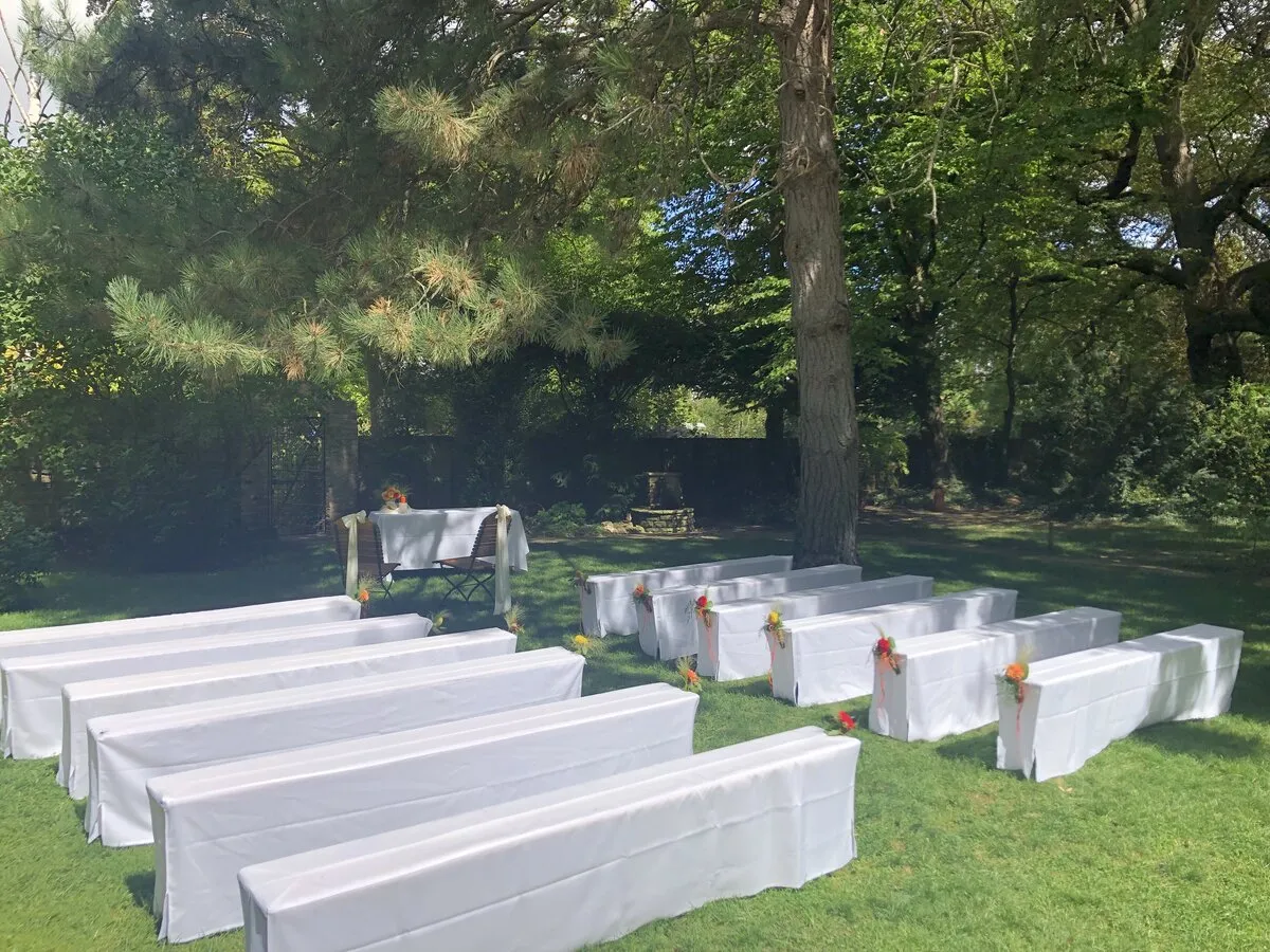 Festlich dekorierter Feierraum im Junghof