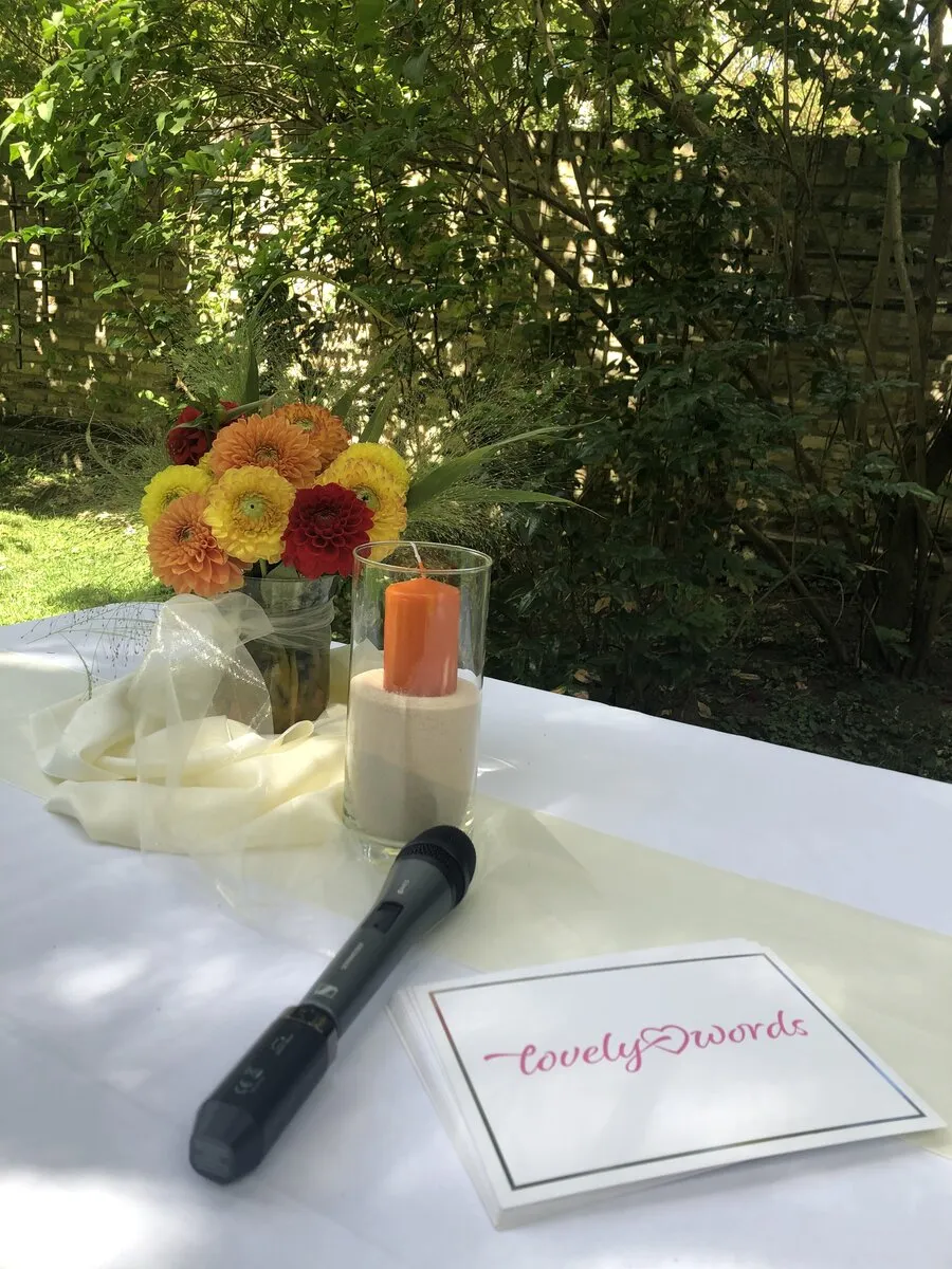 Brautpaar bei der freien Trauung im Junghof